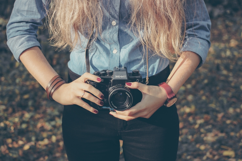 photographe-TRANS EN PROVENCE-min_hand-person-girl-woman-camera-photography-614-pxhere.com